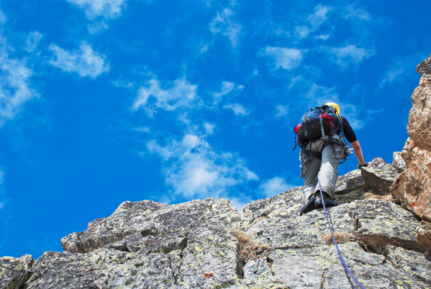 Climber on the mountain summit - Foto, Imagen