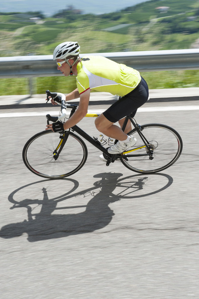 自転車ダウンヒル - ぼやけたモーション - 写真・画像