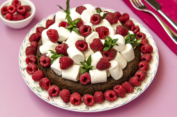 Cake met marshmallow en framboos - Foto, afbeelding