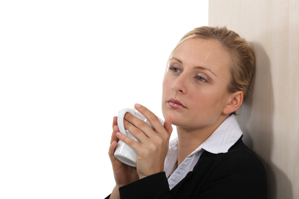 Businesswoman taking five minutes with a hot drink - Foto, imagen