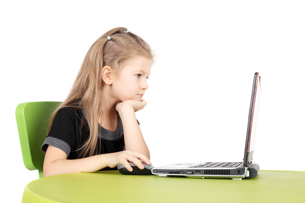 маленька дівчинка грає з комп'ютером
 - Фото, зображення