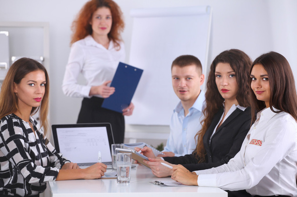 Empresários sentados e a discutir na reunião de negócios, no escritório - Foto, Imagem