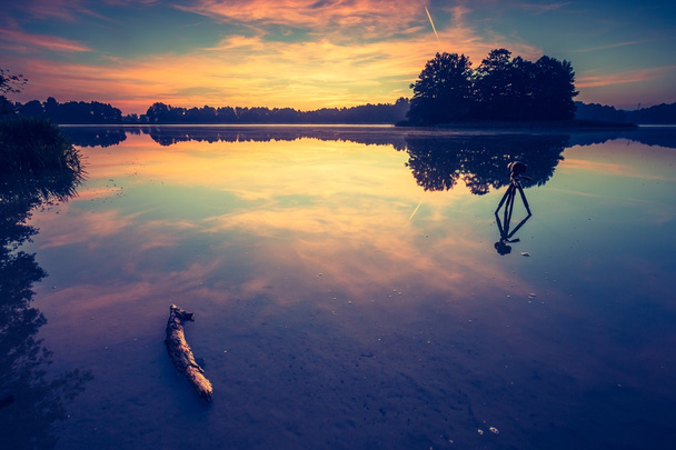 Прекрасний схід сонця над спокійним озером
. - Фото, зображення