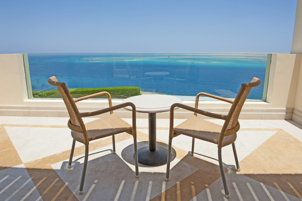 Egy luxus üdülőhely erkélyéről, kilátással a tengerre - Fotó, kép