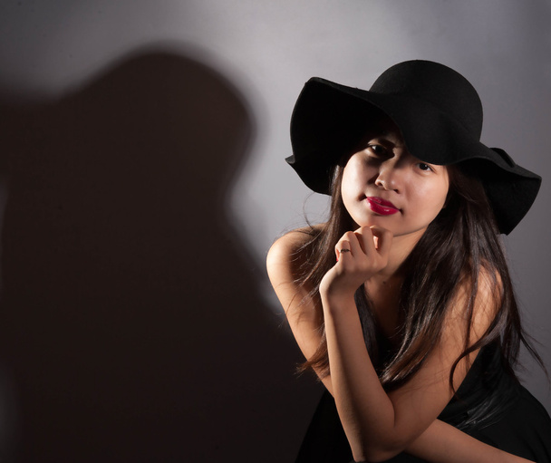 красивая женщина в чёрной шляпе
 - Фото, изображение