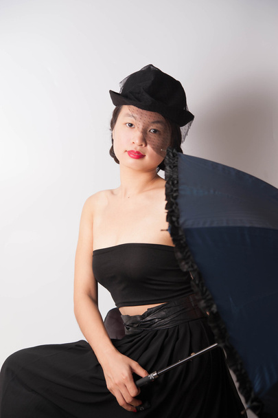 egy gyönyörű nő, fekete kalap - Fotó, kép