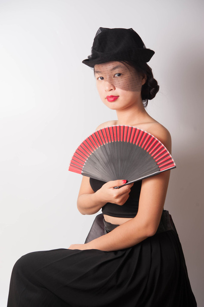 uma mulher bonita com chapéu preto
 - Foto, Imagem
