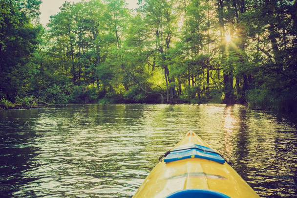 Kayak por el río Krutynia en Polonia
 - Foto, imagen