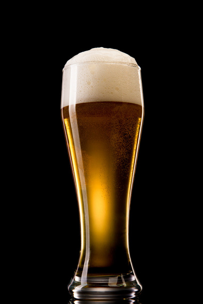 Пиво в склянку на чорному
 - Фото, зображення
