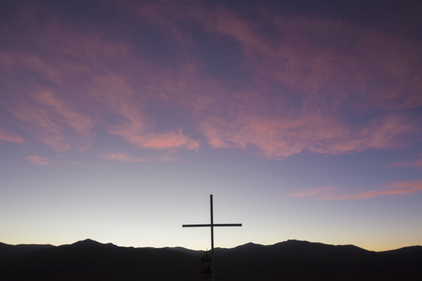 Silueta de cruz católica en la montaña al atardecer, Bolivia
 - Foto, imagen