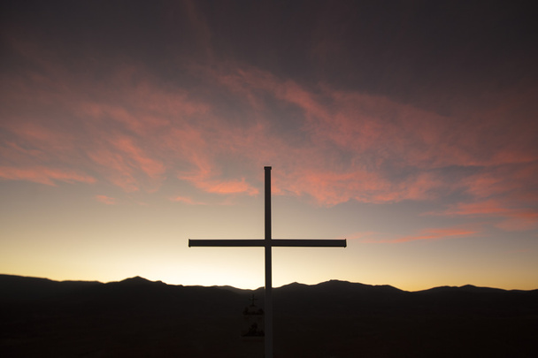 Silhouette de croix catholique dans la montagne au coucher du soleil, Bolivie
 - Photo, image