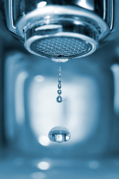 Капля воды из крана
 - Фото, изображение