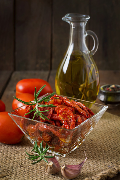 Sun-dried tomatoes with herbs and garlic - Foto, Imagem