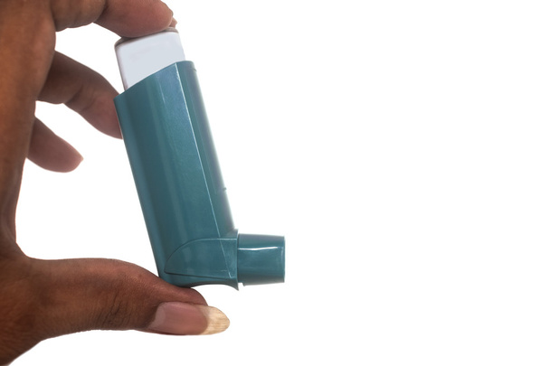 Hand met astma-inhalator isolaated - Foto, afbeelding