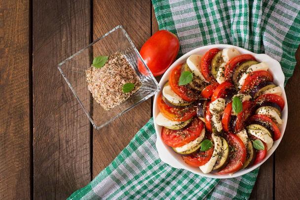 モッツアレラとトマトのグラタン料理ナス - 写真・画像