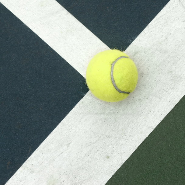 tennisbal op rechter  - Foto, afbeelding