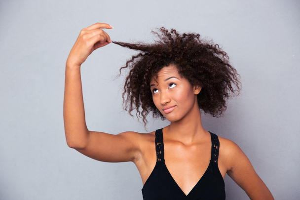 Portrét afro americký ženy dotýkal její vlasy - Fotografie, Obrázek