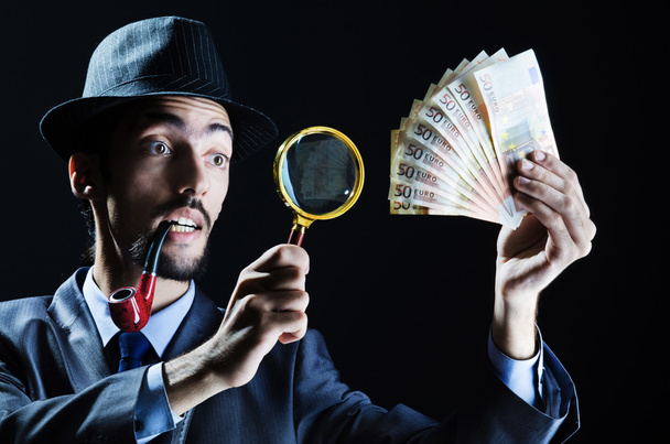 άνθρωπος με counterfeir χρήματα - Φωτογραφία, εικόνα