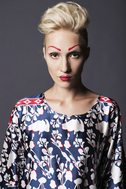 Mladá blondýna transgender žena model v šatech modrá vzor, - Fotografie, Obrázek