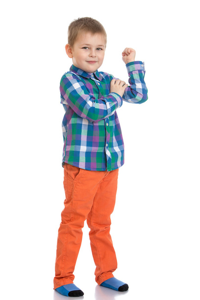Boy showing biceps - Foto, immagini