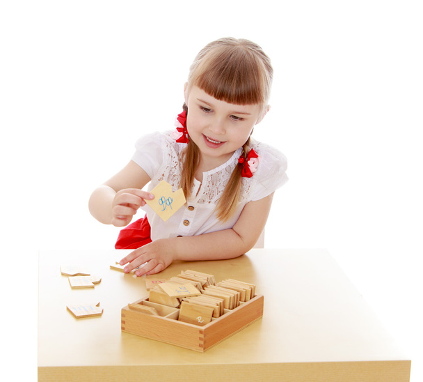 μικρό κορίτσι σε ένα περιβάλλον Montessori - Φωτογραφία, εικόνα