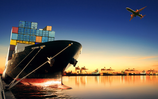σκαφών εμπορευματοκιβωτίων σε εισαγωγές, εξαγωγές λιμάνι ενάντια όμορφο πρωινό φως της φόρτωσης του πλοίου χρήση ναυπηγείο για ναυτιλιακών μεταφορών σκάφος φορτίου και φορτίου - Φωτογραφία, εικόνα