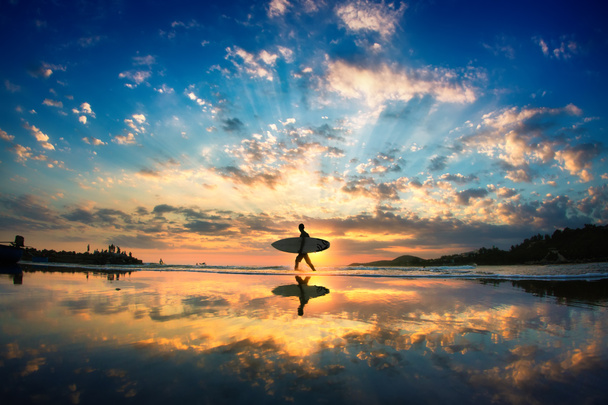 Zon surfer wandelen over de kust van de zee - Foto, afbeelding
