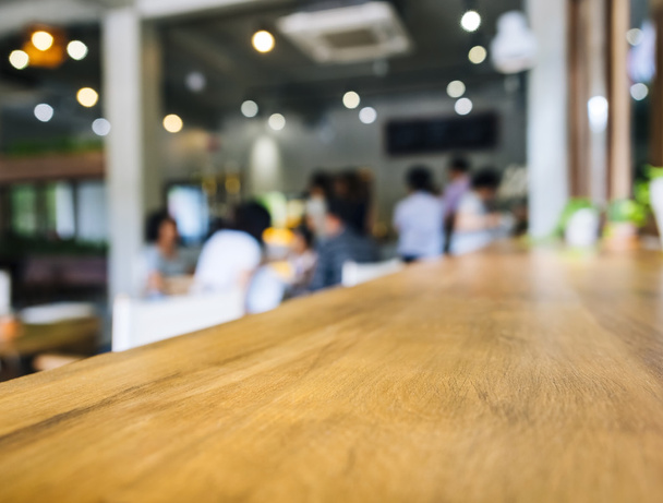 Bancada de mesa Counter Bar com pessoas desfocadas em Restaurante café
 - Foto, Imagem