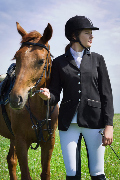Mooi meisje jockey met haar paard - Foto, afbeelding