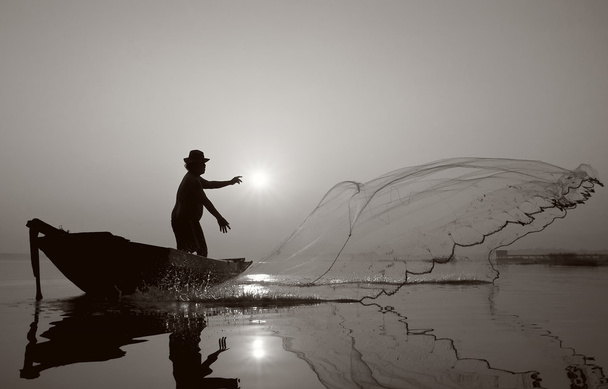 Pêcheur du lac Bangpra en action lors de la pêche. (Style Sepia
) - Photo, image