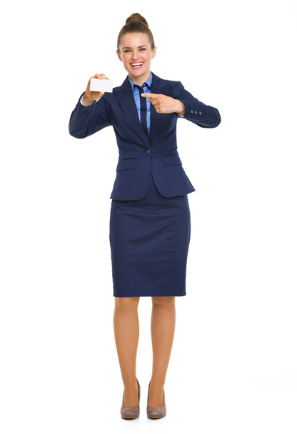 Femme d'affaires souriante pointant vers la carte de visite
 - Photo, image