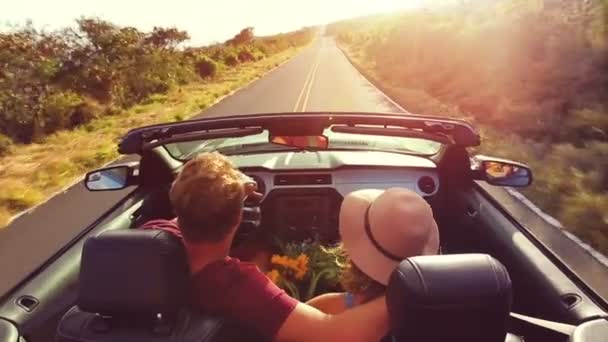 Günbatımı romantik Cabrio sürücüsüne - Video, Çekim