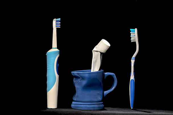 traditionelle und moderne Zahnbürste - Foto, Bild