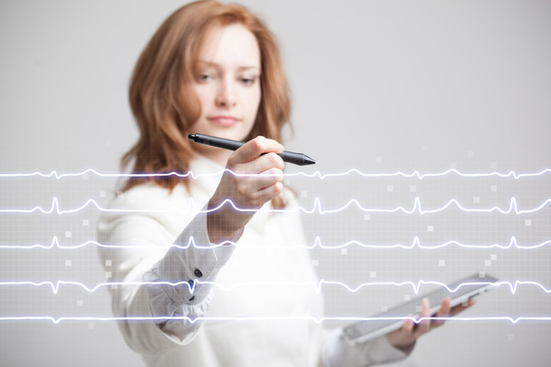 Doktor nő rajz cardiogram - Fotó, kép