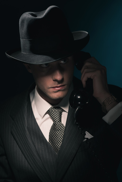 Vintage jeune détective au téléphone
 - Photo, image