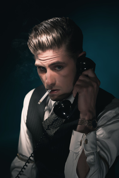 Винтажный стильный детектив в жилете и галстуке
 - Фото, изображение