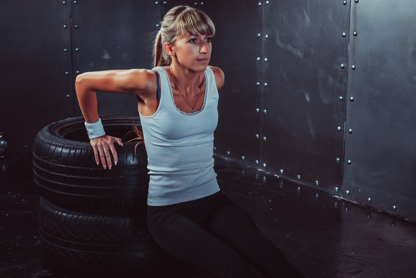 sportowiec kobieta robi pompki na ławce szkolenia triceps trening pojęcie fitness, sport. - Zdjęcie, obraz