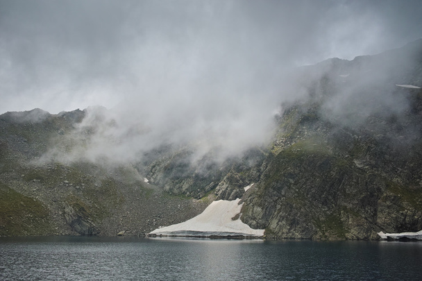 Nebbia sul lago degli occhi, i sette laghi di Rila
 - Foto, immagini