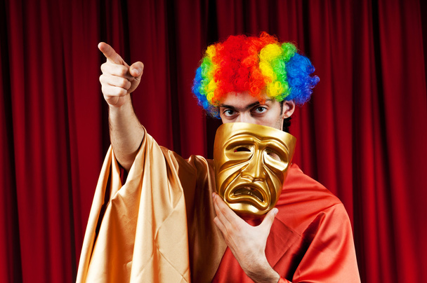 Actor con maks en un concepto de teatro divertido
 - Foto, Imagen