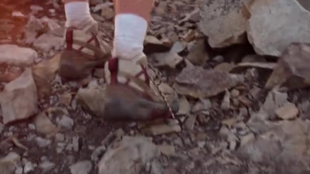 uzun yürüyüşe çıkan kimse ayak üzerinde kayalık dağ yürüyüş yakın çekim - Video, Çekim