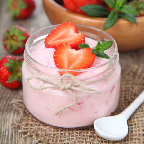Strawberry yogurt and ripe strawberry  - Foto, afbeelding