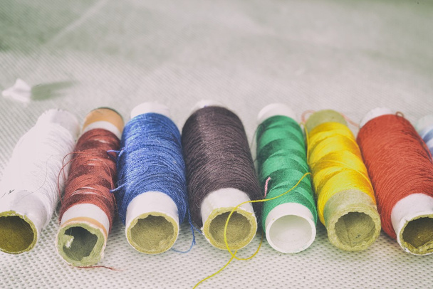 кольорові нитки для шиття
 - Фото, зображення