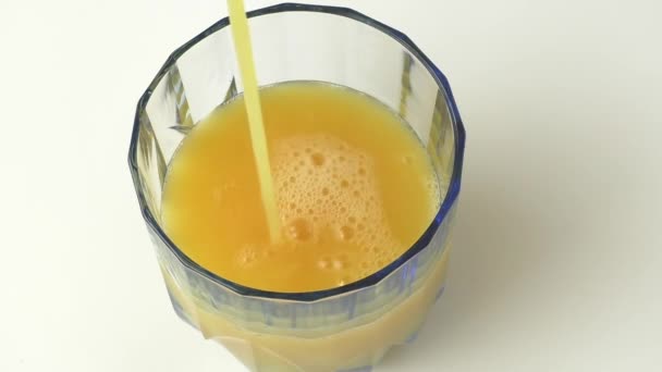 Bardak portakal suyu yukarıdan - Video, Çekim