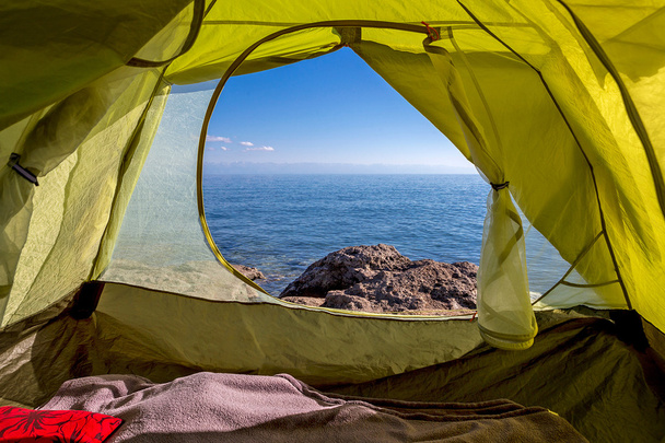 widok z namiotu do jeziora - Zdjęcie, obraz