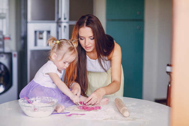 mother and daughter in the kitchen - Foto, immagini