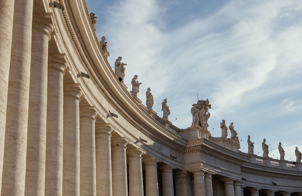 statues of apostles on Saint Peter Cathedral in Rome - Foto, immagini