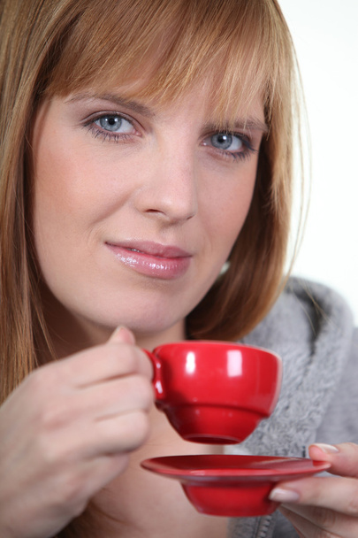 Ginger woman holding coffee mug - Fotografie, Obrázek