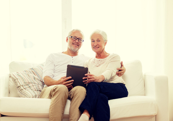 happy senior couple with tablet pc at home - Φωτογραφία, εικόνα