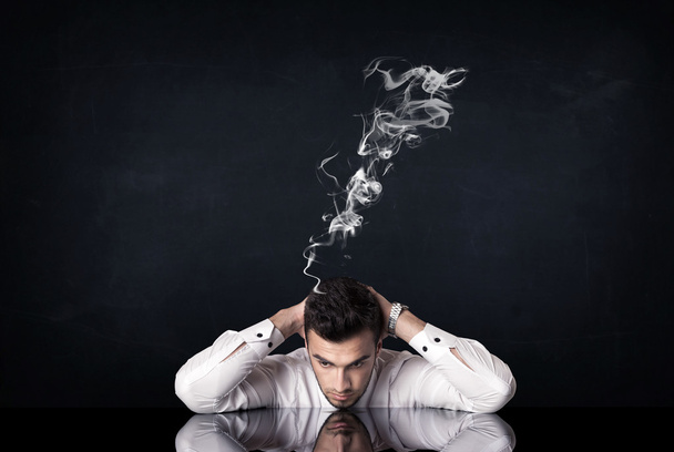 喫煙者の頭を持つうつ病ビジネスマン - 写真・画像