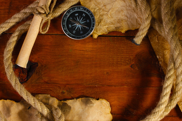 Stare księgi, kompas i liny na drewnianym stołem - Zdjęcie, obraz